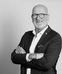 Generisk grå silhuet af en person; pladsholderbillede. Fem