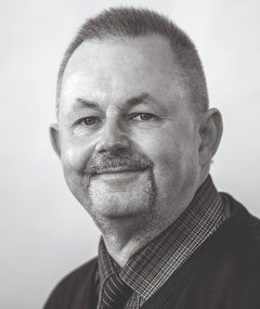 Generisk grå silhuet af en person; pladsholderbillede. Syv