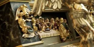 Detalje af forgyldt Nadveren-udskæring på altertavle.