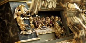 Detalje af forgyldt Nadveren-udskæring på altertavle.